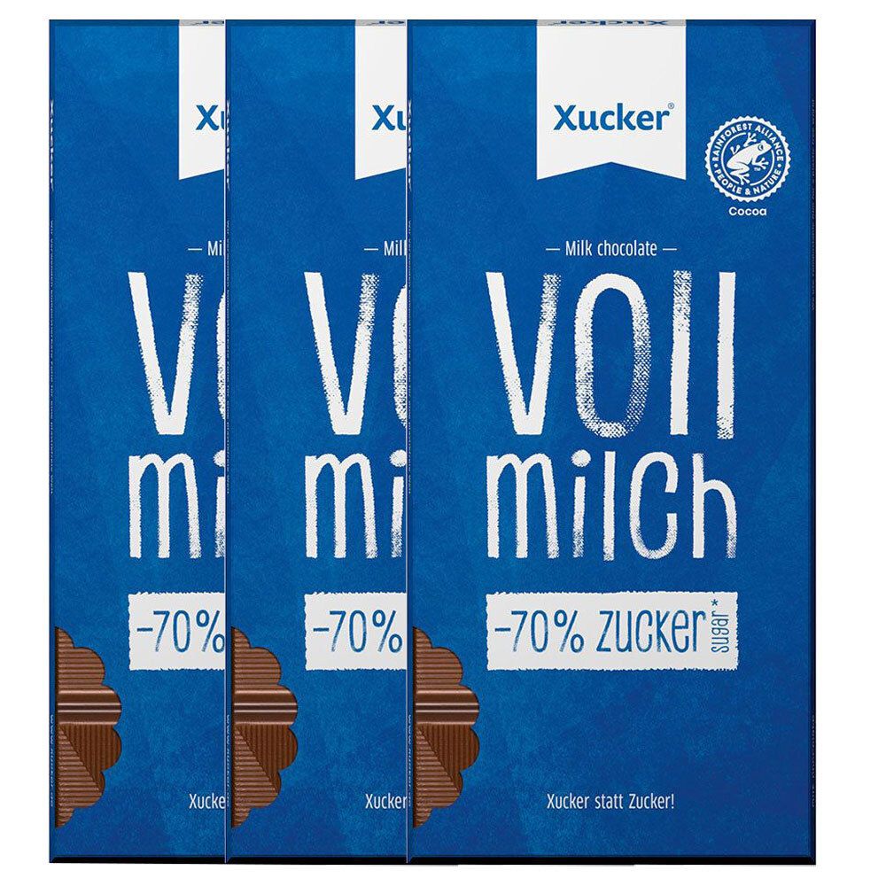 Drei Tafeln Schokolade mit blauer Verpackung. Aufschrift: VOLLmilch, -70% Zucker, Xucker. Siegel: Cocoa.