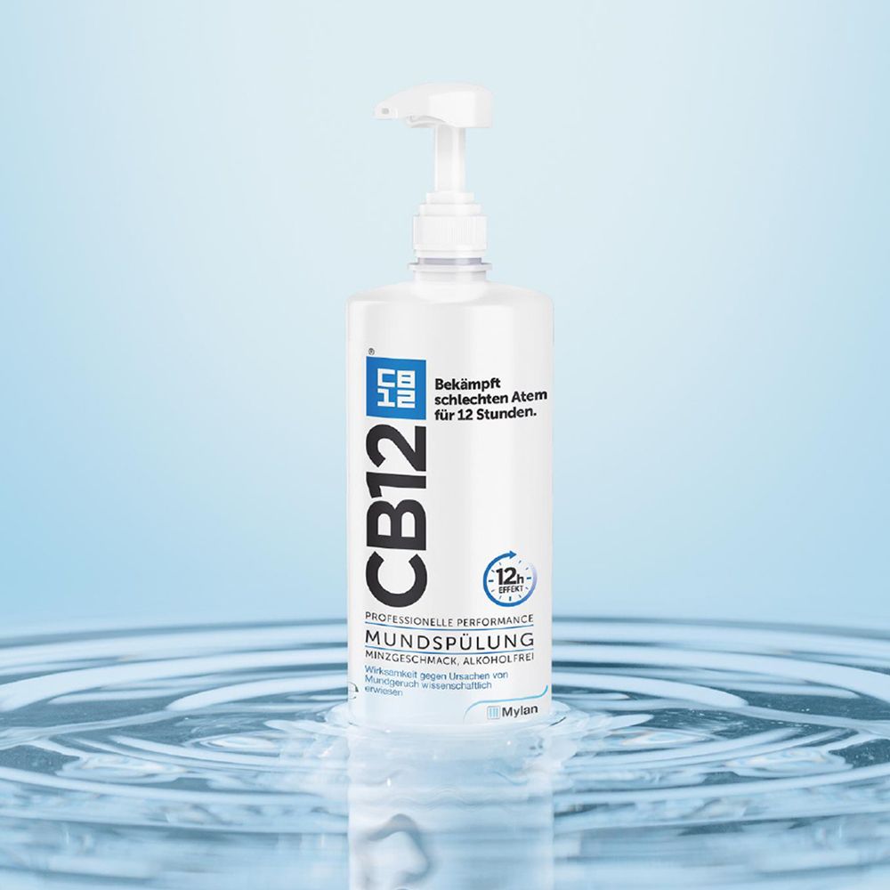 Weiße Flasche mit Pumpe. Aufschrift: CB12, Mundspülung. Bekämpft schlechten Atem für 12 Stunden. Wasser-Hintergrund.