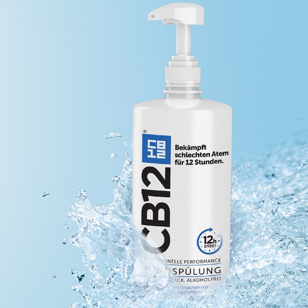 Weiße Flasche mit Pumpe. Aufschrift: CB12, Mundspülung. Bekämpft schlechten Atem für 12 Stunden. Wasser-Hintergrund.
