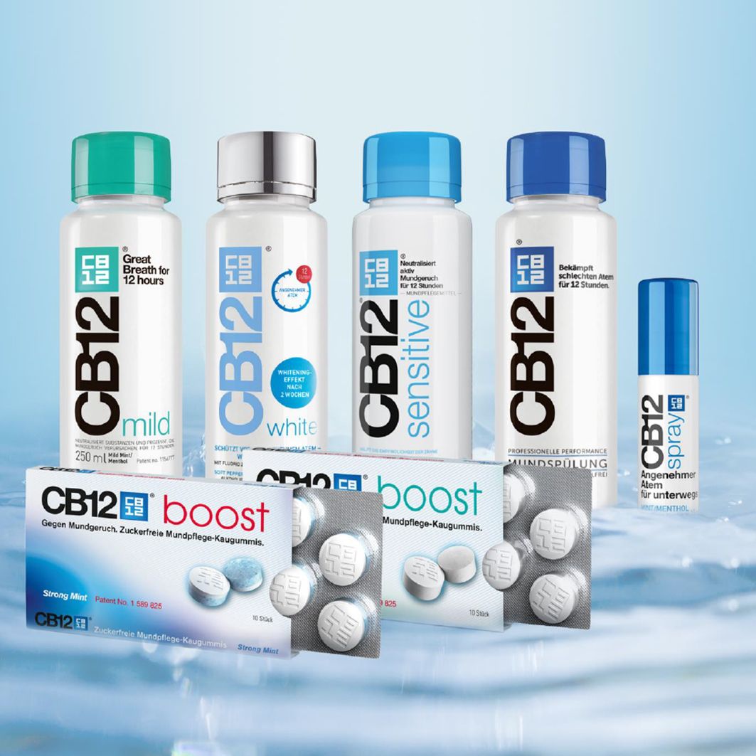 Verschiedene CB12 Produkte: Mundspülungen, Kaugummis und Spray. Blaue und weiße Flaschen und Verpackungen.
