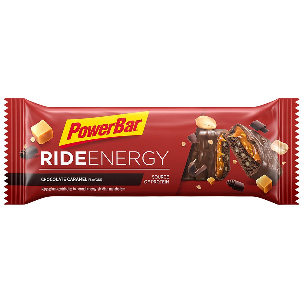 Riegel in roter Verpackung. Aufschrift PowerBar Ride Energy, Geschmack Chocolate Caramel. Geöffneter Riegel zeigt Füllung.