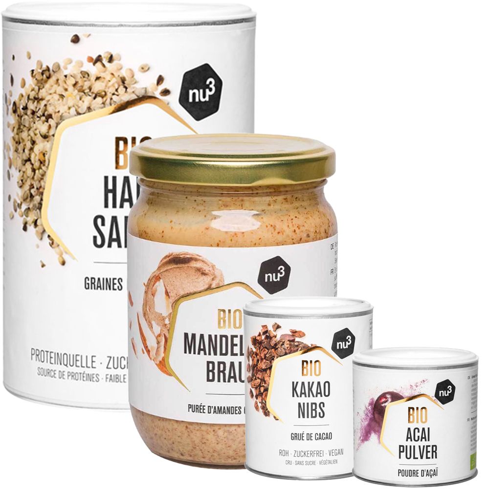 Verschiedene Smoothie-Zutaten: Hanfsamen, Mandelmus, Kakaonibs und Acai-Pulver in Dosen und Gläsern. nu3 Logo.