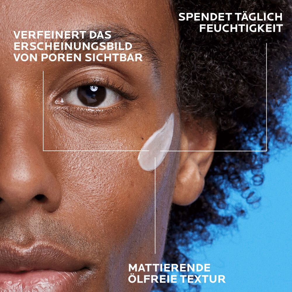 Gros plan sur un visage. EFFACLAR MAT+ est appliqué sur la peau. Texte: Affine visiblement l'apparence des pores. Texture matifiante sans huile.