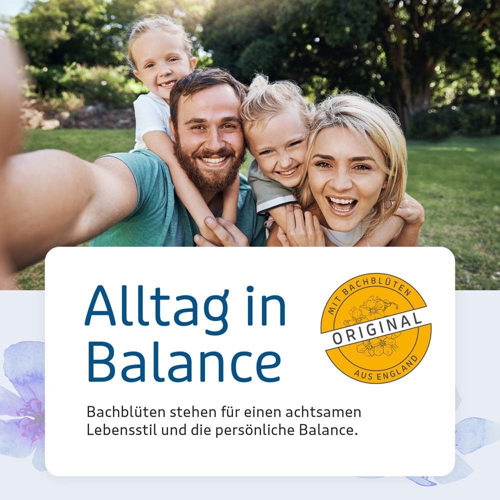 Familie lächelt. Text: Alltag in Balance. Bachblüten stehen für einen achtsamen Lebensstil und Balance.