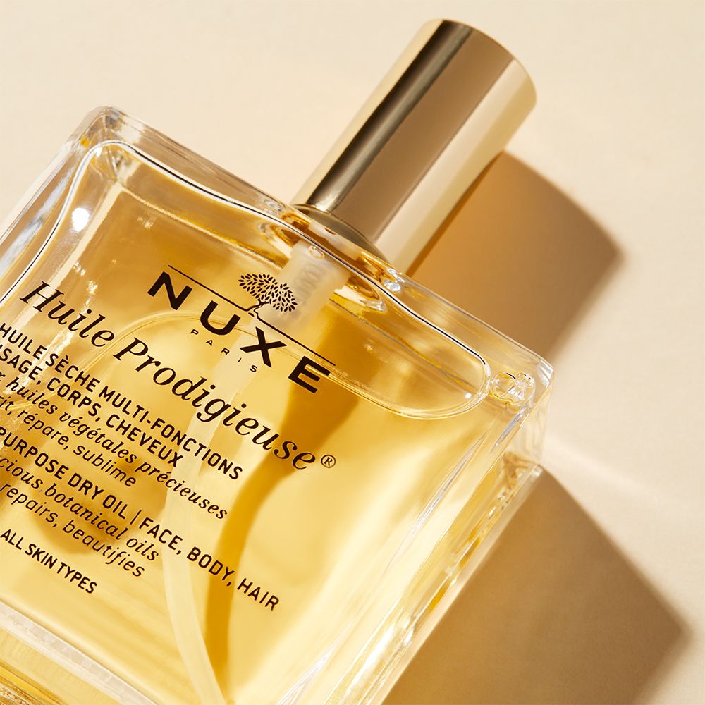 Flacon d'huile NUXE Huile Prodigieuse®. Bouchon doré. Gros plan.