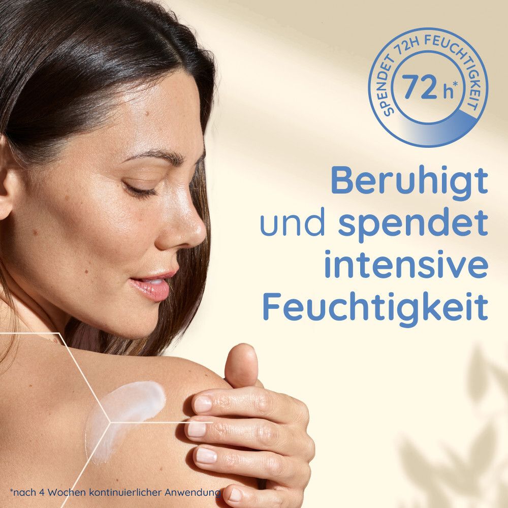 Frau trägt Lotion auf die Schulter auf. Text: Beruhigt und spendet intensive Feuchtigkeit. Logo: 72h.