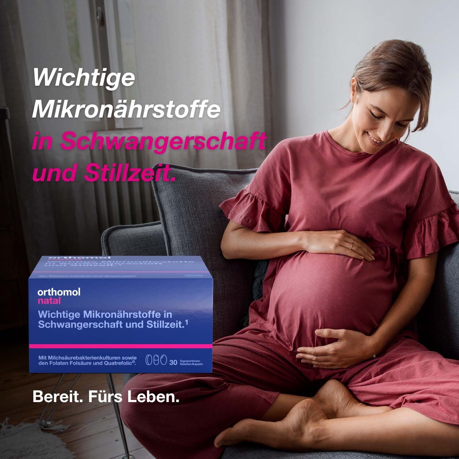 Schwangere Frau sitzt auf einem Sofa. Neben ihr eine Packung Orthomol natal. Text: Wichtige Mikronährstoffe.