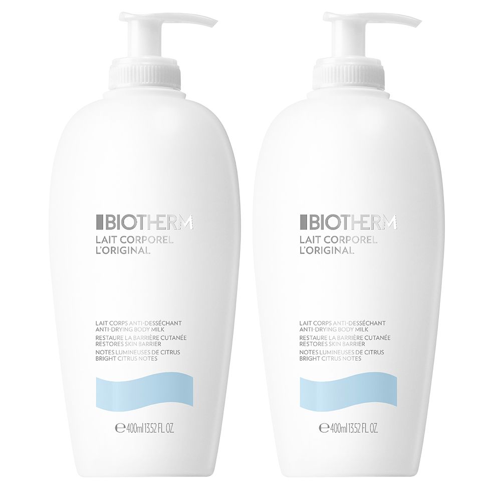 Zwei weiße Flaschen mit Pumpverschluss. Auf jeder Flasche steht BIOTHERM Lait Corporel L'Original.