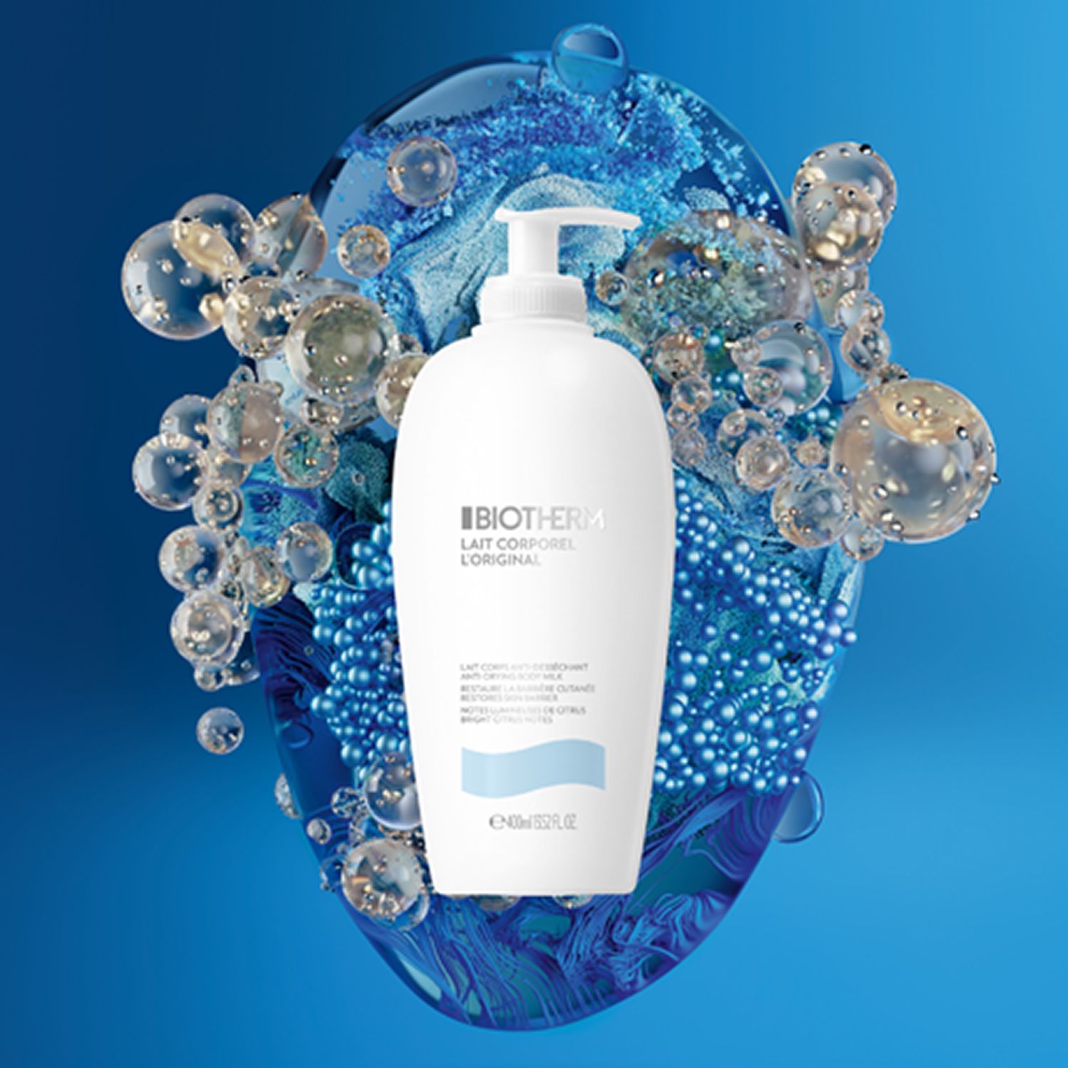 Eine weiße Flasche mit Pumpverschluss. Die Flasche ist von blauen Blasen umgeben. Text: BIOTHERM Lait Corporel L'Original.