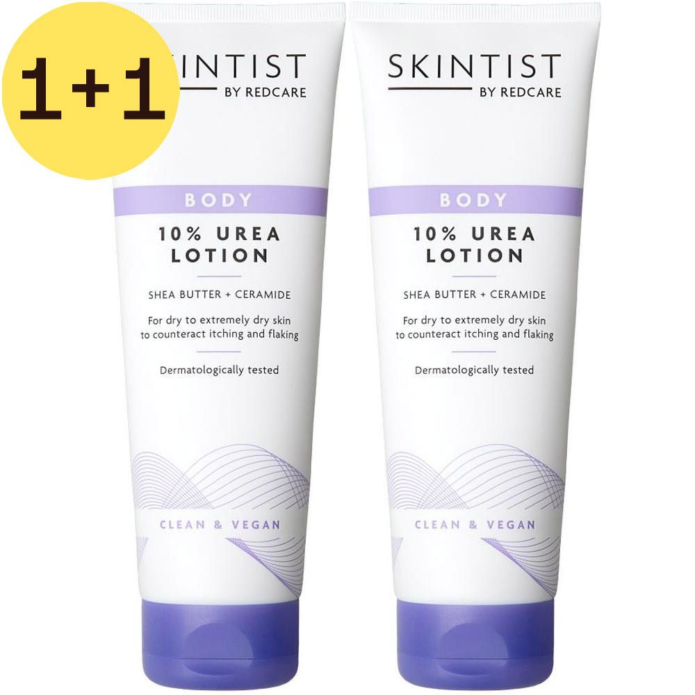 Deux tubes de lotion SKINTIST Body 10% Urea. Avec autocollant '1+1'. Blanc, accents violets, texte: Shea Butter + Ceramide.