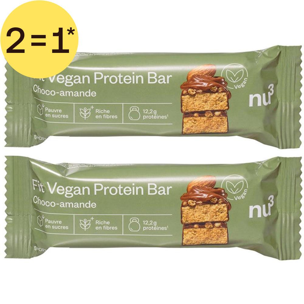 Deux barres protéinées NU3 Fit Vegan Choco-amandes en emballage vert avec autocollant '2=1'.