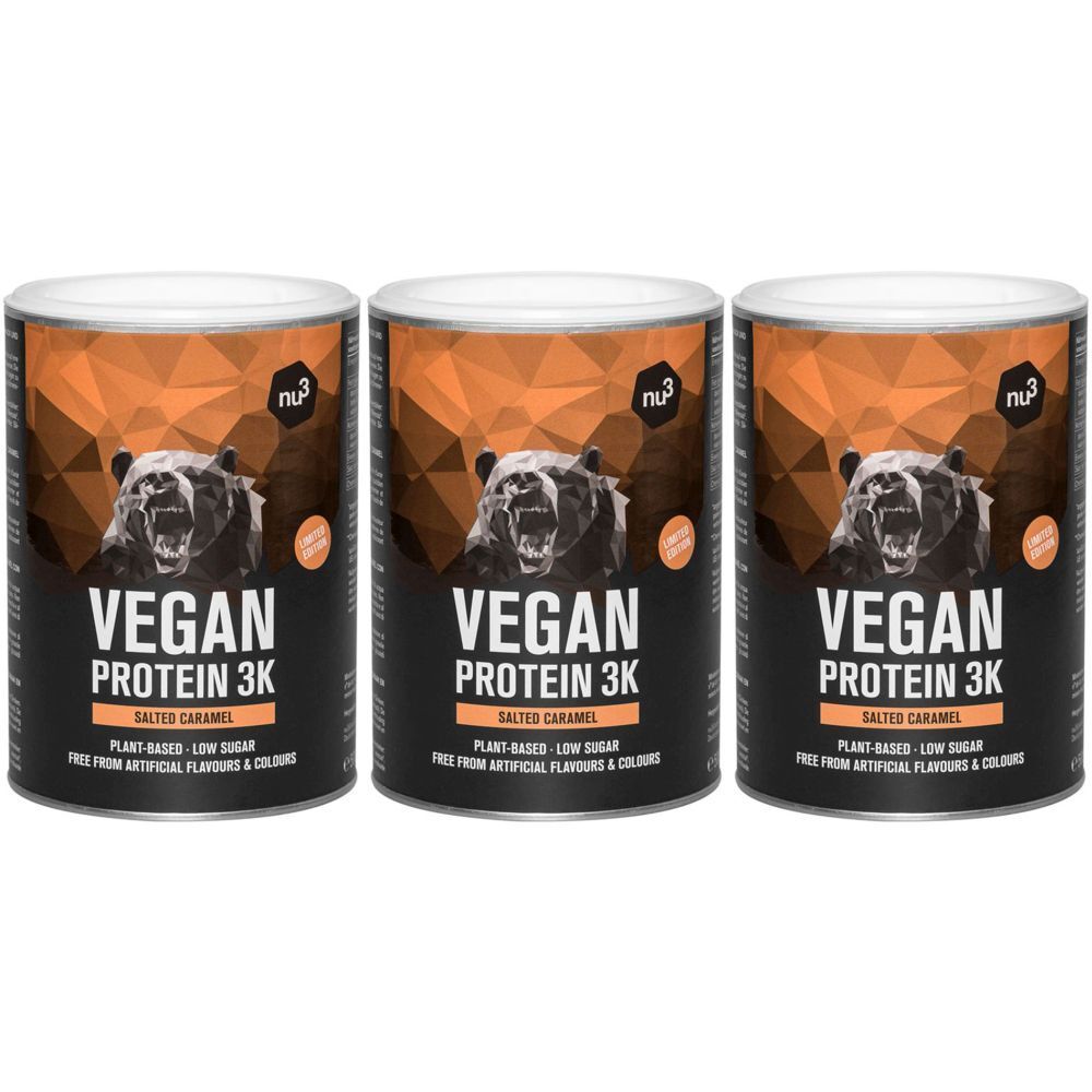 Trois boîtes de Vegan Protein 3K, Salted Caramel. Boîtes noires avec texte blanc et logo d'ours. Fond orange.
