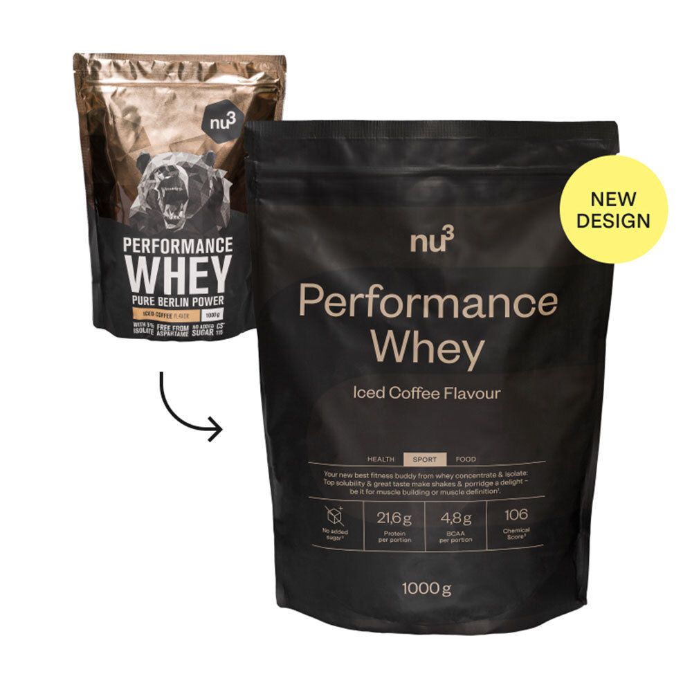 Schwarzer Beutel nu3 Performance Whey, Iced Coffee Flavour. Aufschrift: 21,6g Protein, 4,8g Fett, 106 kcal pro Portion. 1000g. Daneben ein goldener Beutel.