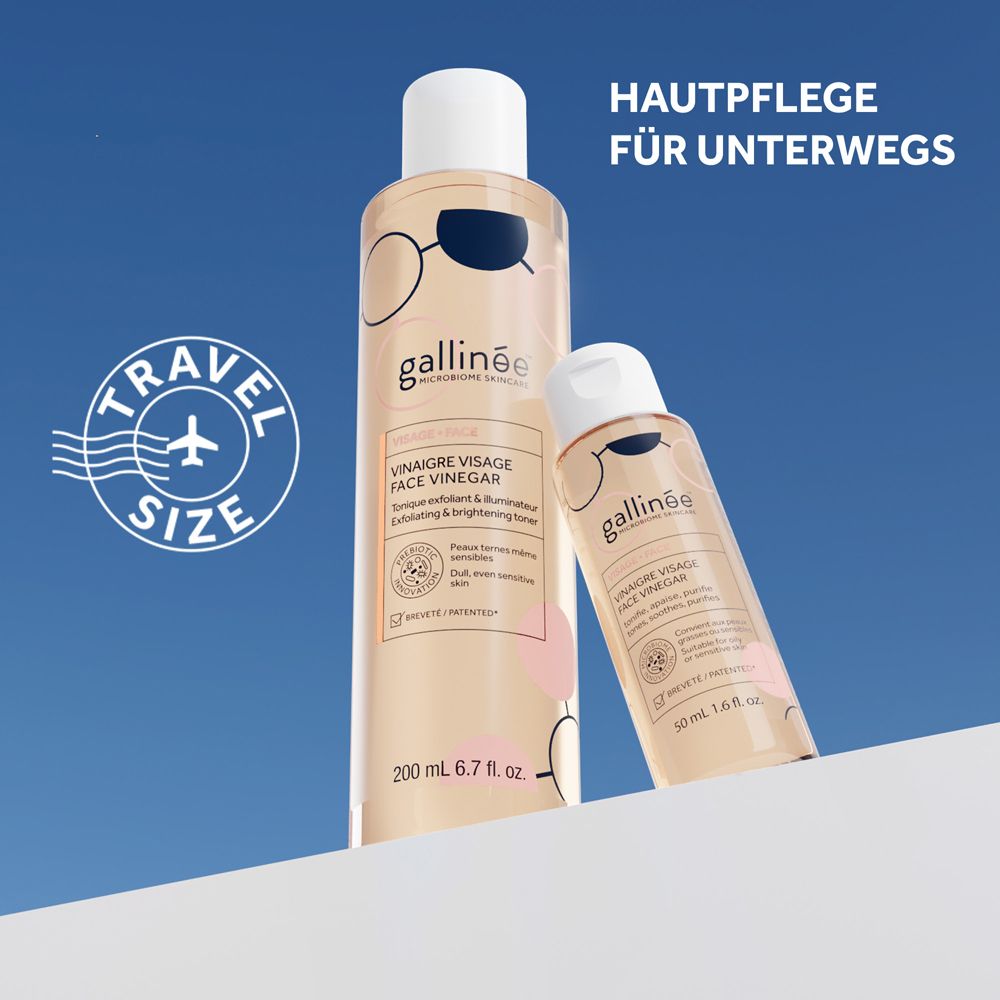 Zwei Flaschen Gallinée Gesichtswasser in Reisegröße, eine 200 ml und eine 50 ml, mit Aufschrift "Hautpflege für unterwegs".