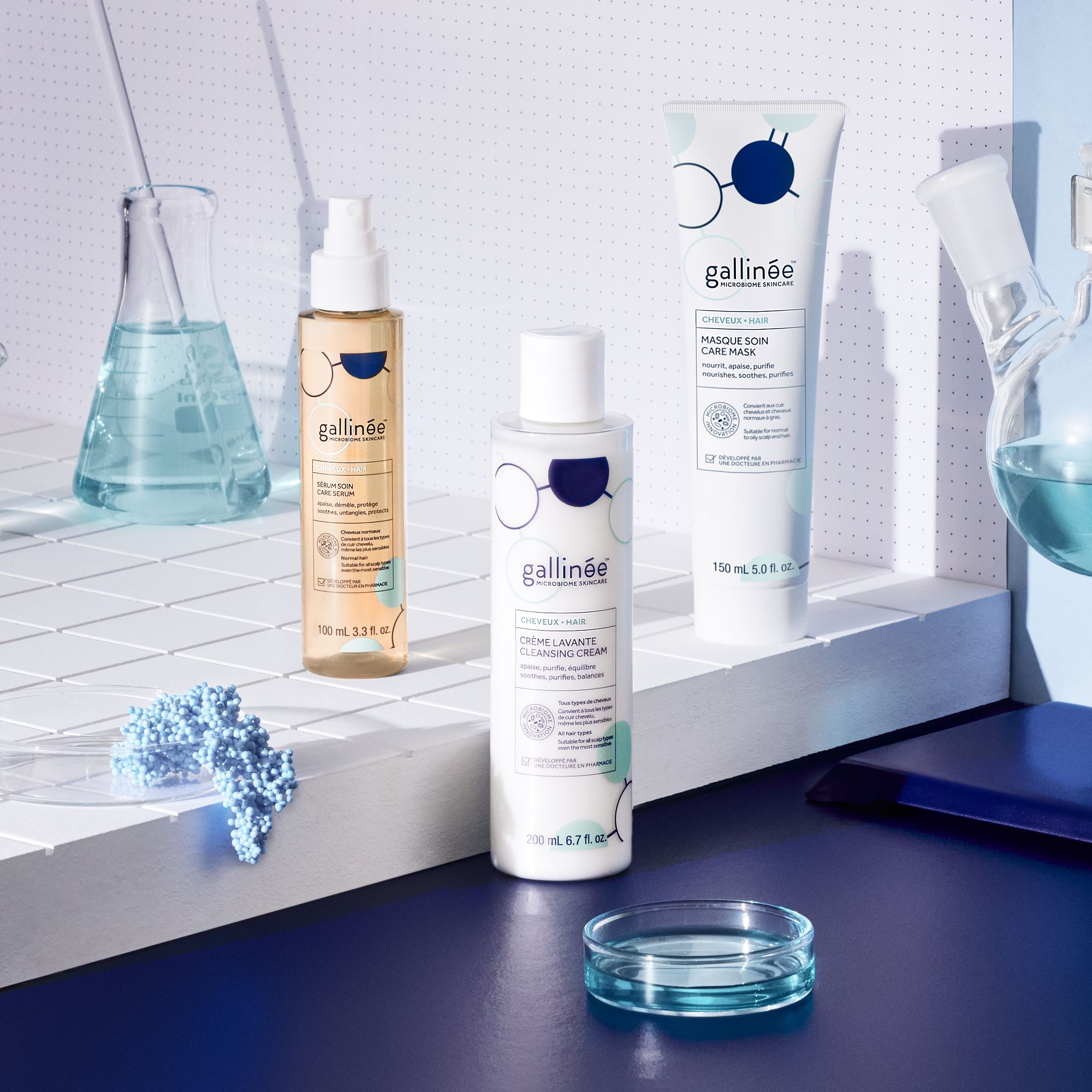Trois produits et matériel de laboratoire. Flacon, tube et bouteille. Marque : Gallinée.