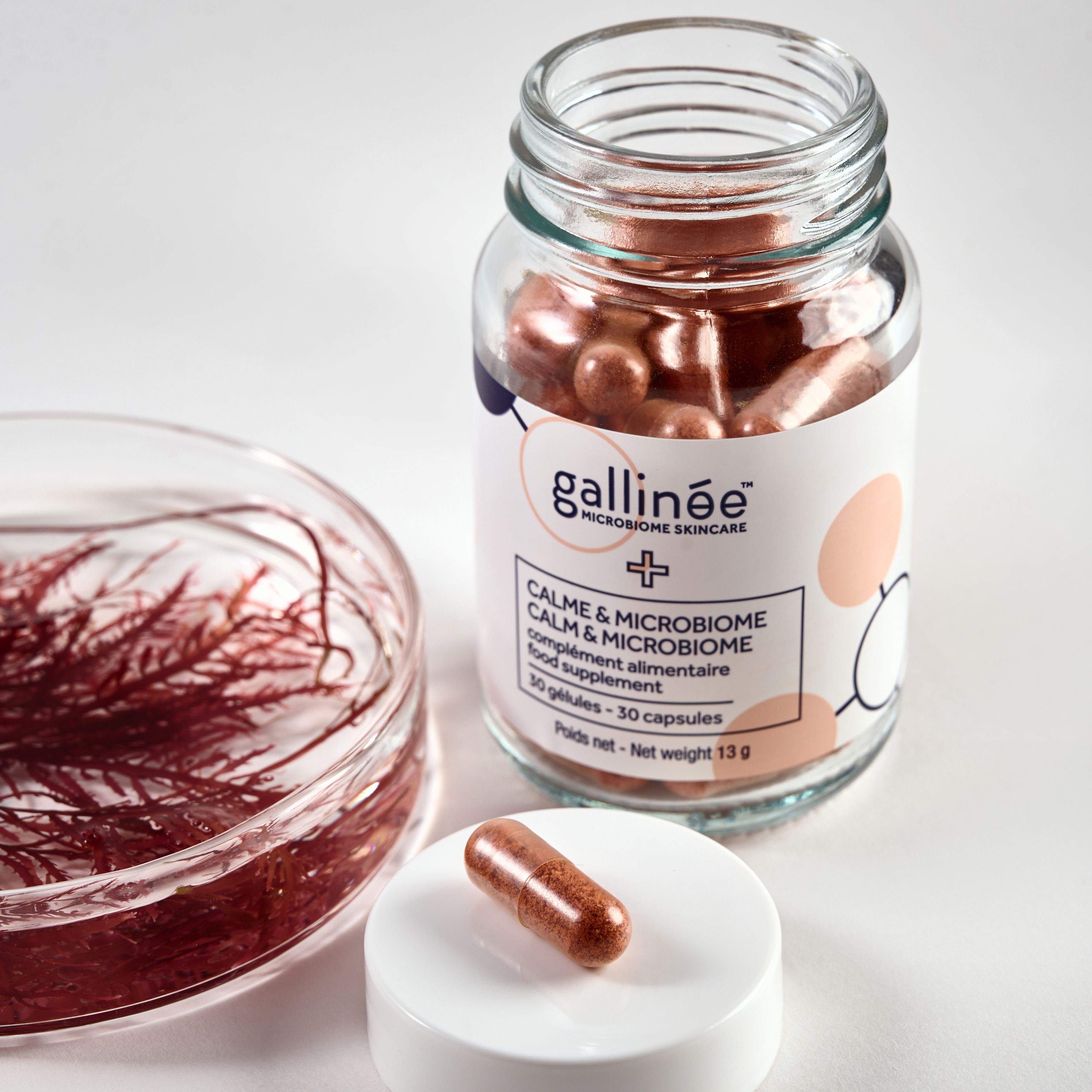 Flacon de gélules, à côté un bol avec des algues. Inscription: Gallinée Calm & Microbiome.