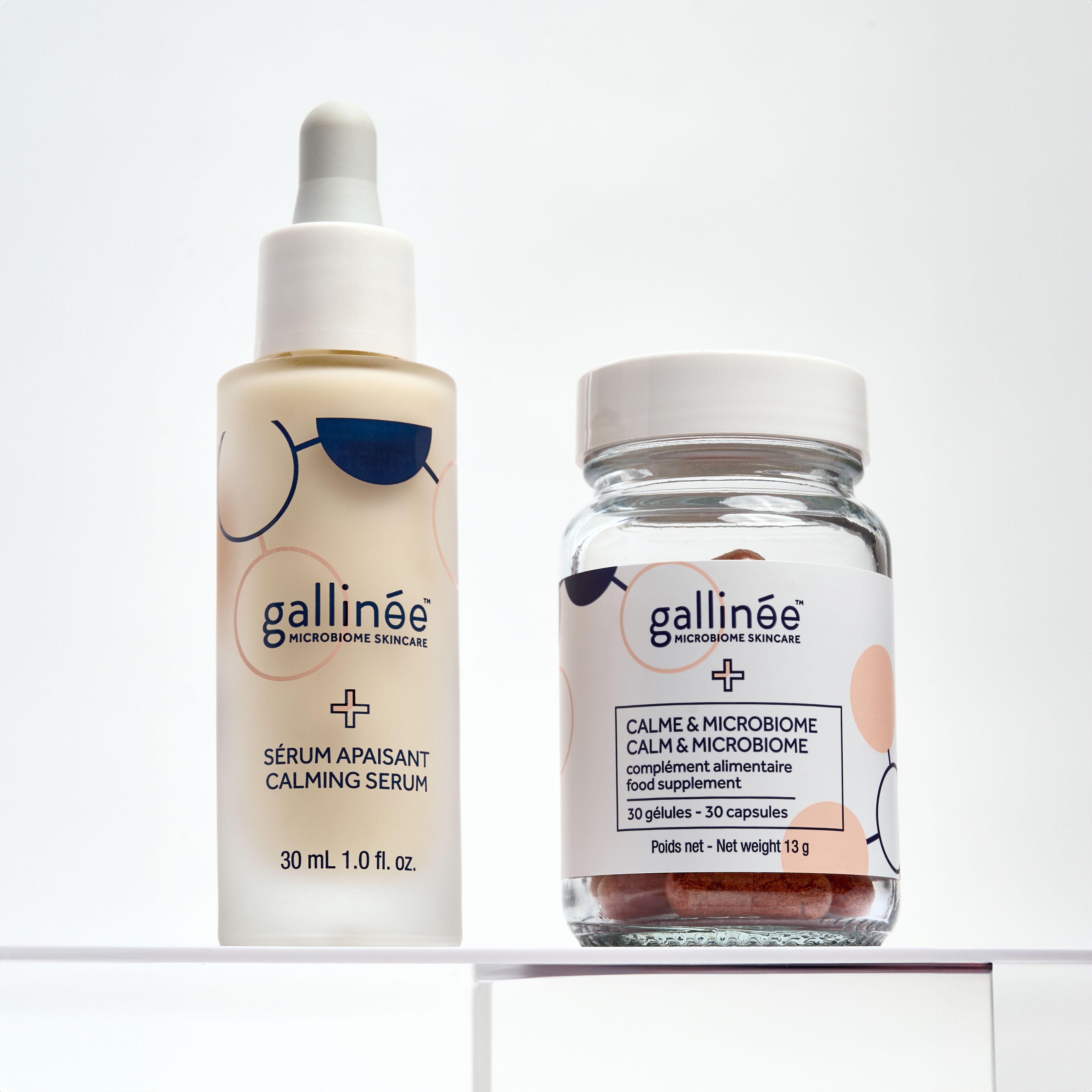 Deux flacons: sérum et gélules. Inscription: Gallinée Calm & Microbiome et sérum.