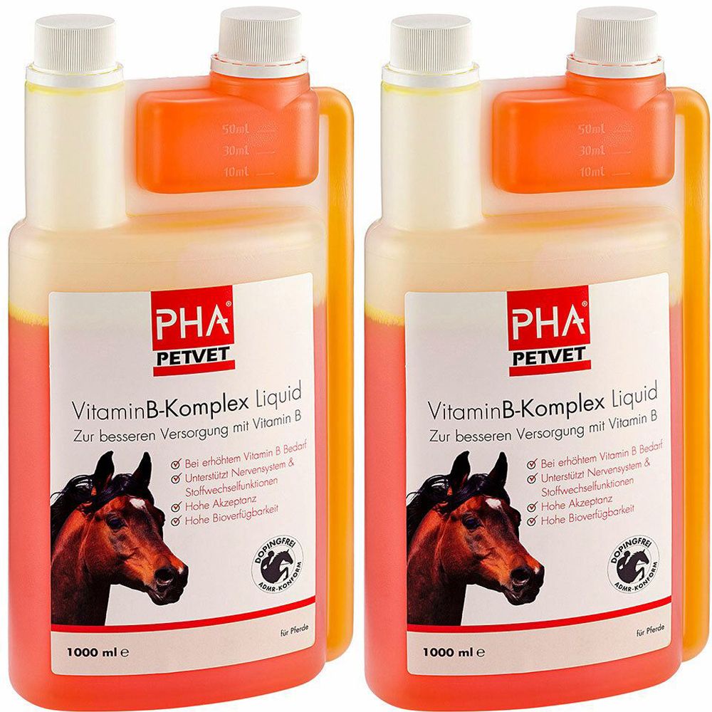 Deux flacons de PHA Vitamin-B-Komplex Liquid pour chevaux. Liquide orange dans des bouteilles transparentes avec bouchon blanc et gobelet doseur.