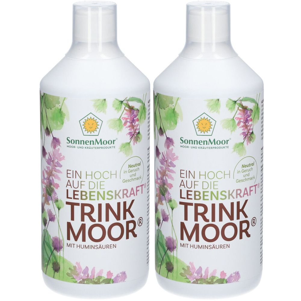 Zwei weiße Flaschen mit Etiketten. Aufschrift: Trink Moor, SonnenMoor. Mit floralem Design und Text.