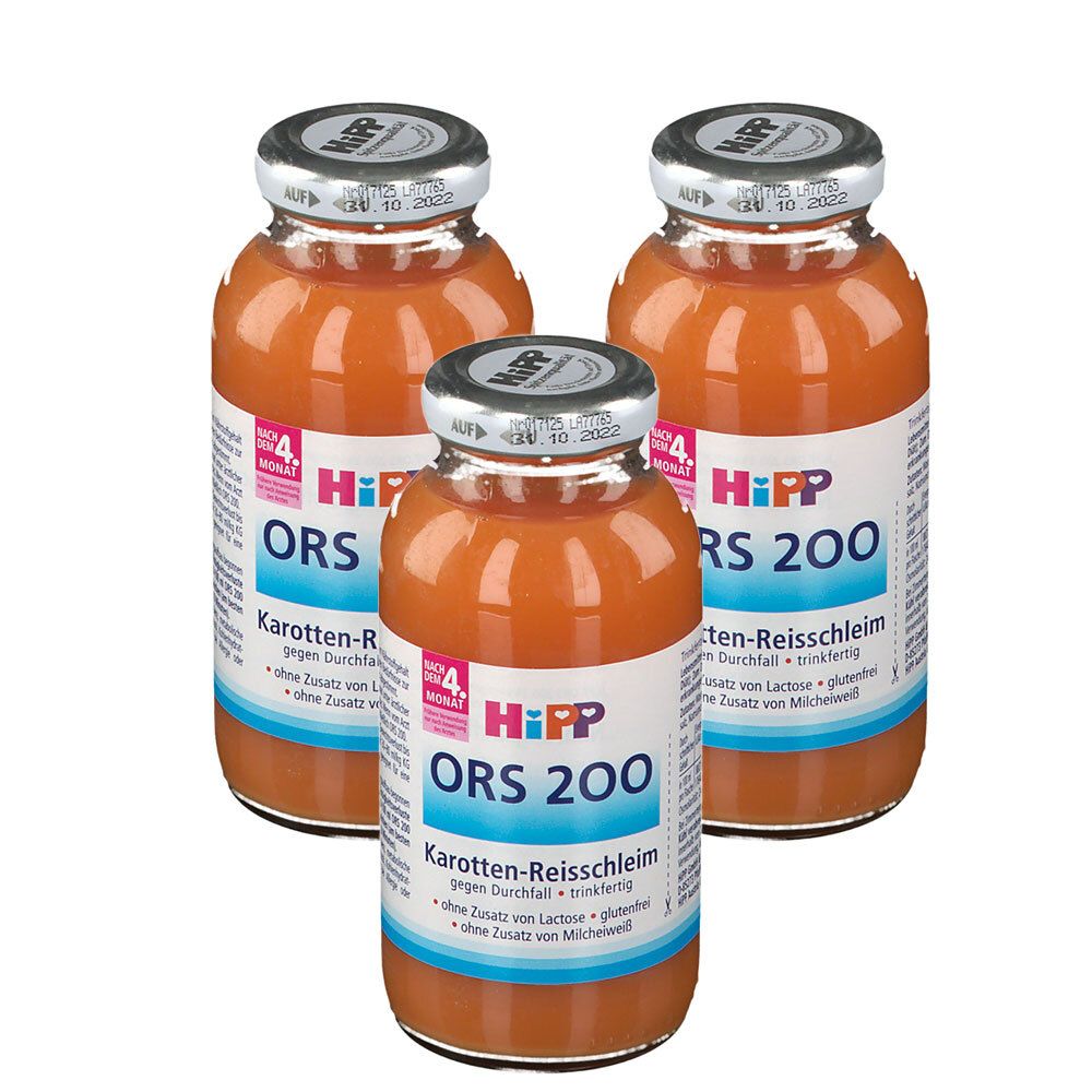 Drei Flaschen mit orangefarbenem Inhalt. Auf den Etiketten steht "HiPP ORS 200 Karotten-Reisschleim". Die Flaschen haben silberne Deckel.
