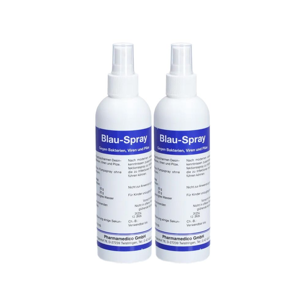 Zwei weiße Sprühflaschen mit blauem Etikett. Aufschrift: Blau-Spray. Gegen Bakterien, Viren und Pilze. Hersteller: Pharmamedico GmbH.