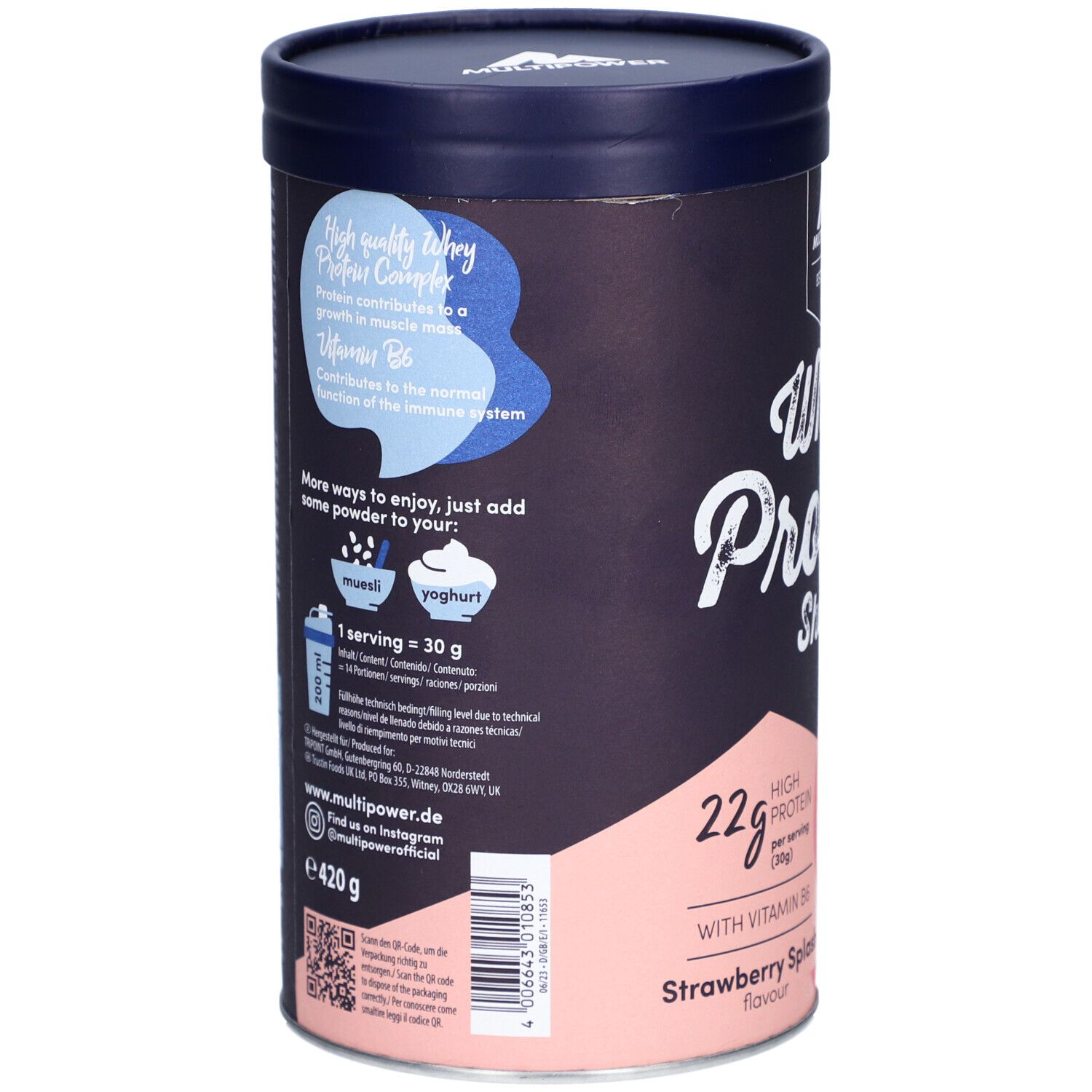 Dose MULTIPOWER Whey Protein Shake Erdbeere. Rückseite mit Text und Illustrationen. Blaue Kappe, dunkler Hintergrund.