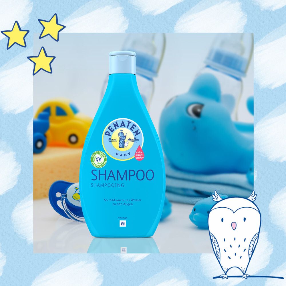 Eine blaue PENATEN® BABY Shampoo Flasche. Umgeben von Spielzeug und einer Eule.