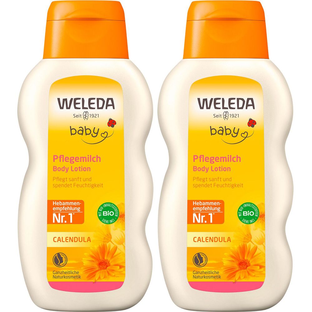 Zwei Flaschen Baby-Pflegemilch. Weiß-gelbe Flaschen mit orangefarbenem Deckel. Aufschrift: WELEDA baby, Pflegemilch, Calendula. Bio-Siegel.