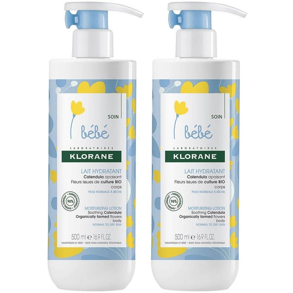 Deux flacons de lotion hydratante bébé Klorane. Pompes blanches, accents bleus, motifs floraux jaunes. Texte: Lait Hydratant Corps.