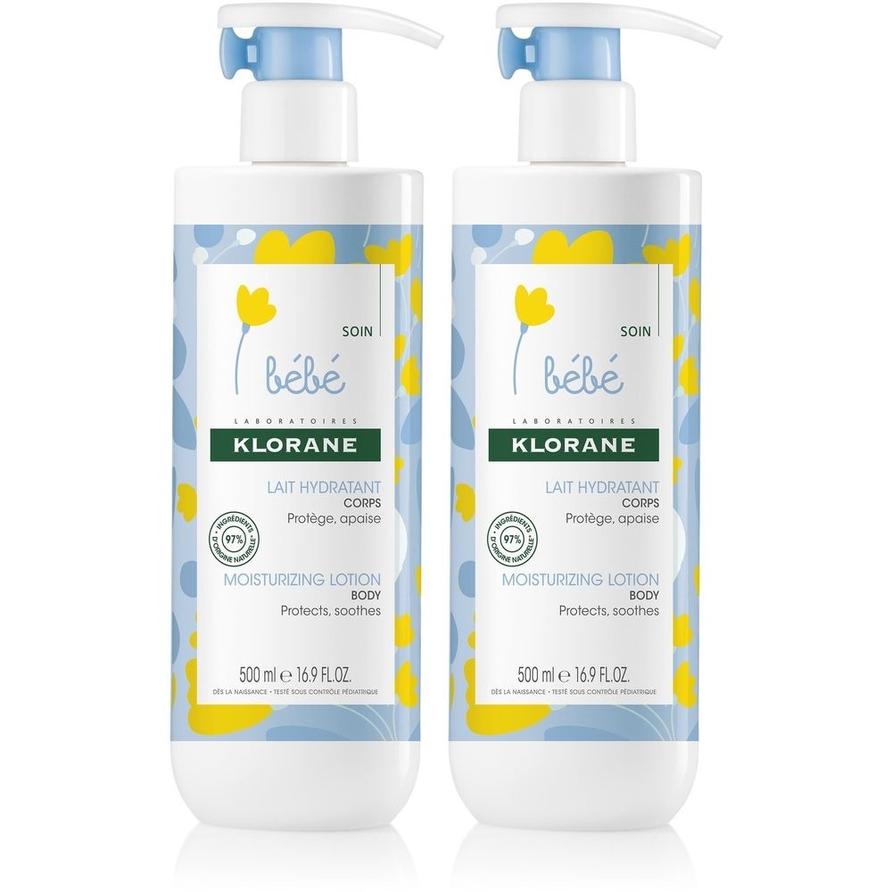 Deux flacons de lotion hydratante bébé Klorane. Pompes blanches, accents bleus, motifs floraux jaunes. Texte: Lait Hydratant Corps.