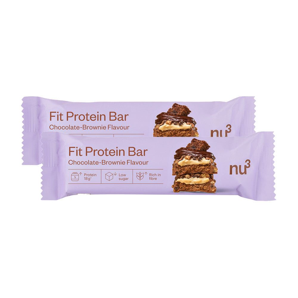 Zwei nu3 Fit Protein Riegel, Schoko-Brownie-Geschmack, mit Schokoladenstückchen und cremiger Füllung.