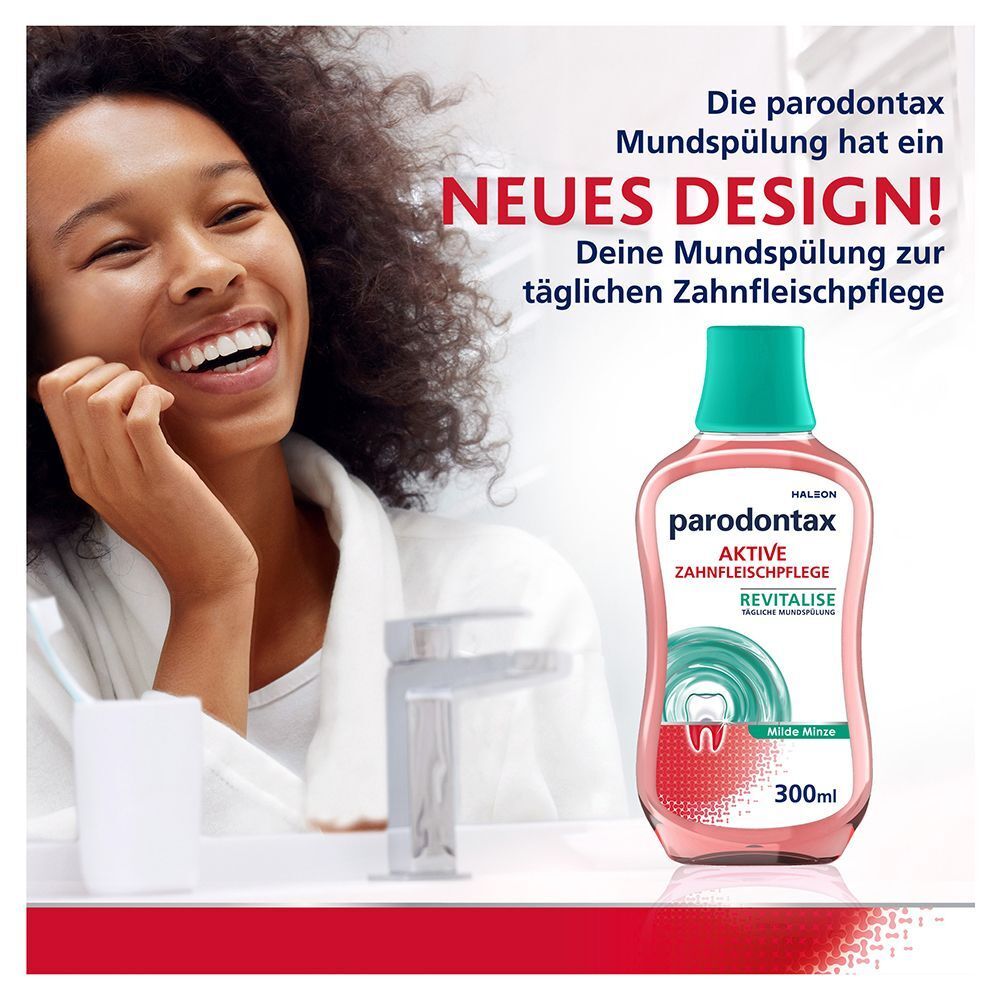 Frau lächelt, Parodontax Mundspülung mit neuem Design im Hintergrund.