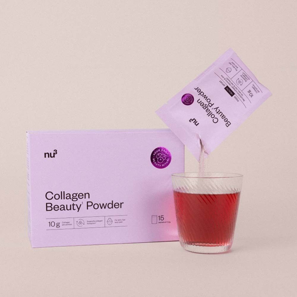 Rosa Verpackung und Sachet mit Collagen Beauty' Powder. Pulver wird in Glas gegossen.