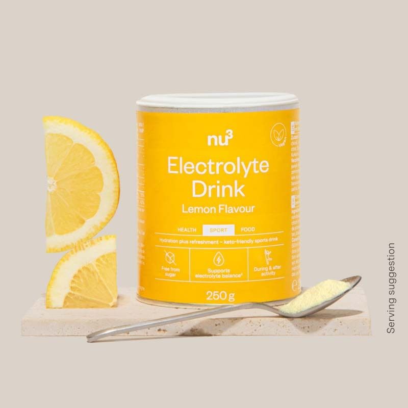 Dose nu3 Elektrolyte Drink Zitrone, 250g, mit Zitronenscheiben und Löffel Pulver.
