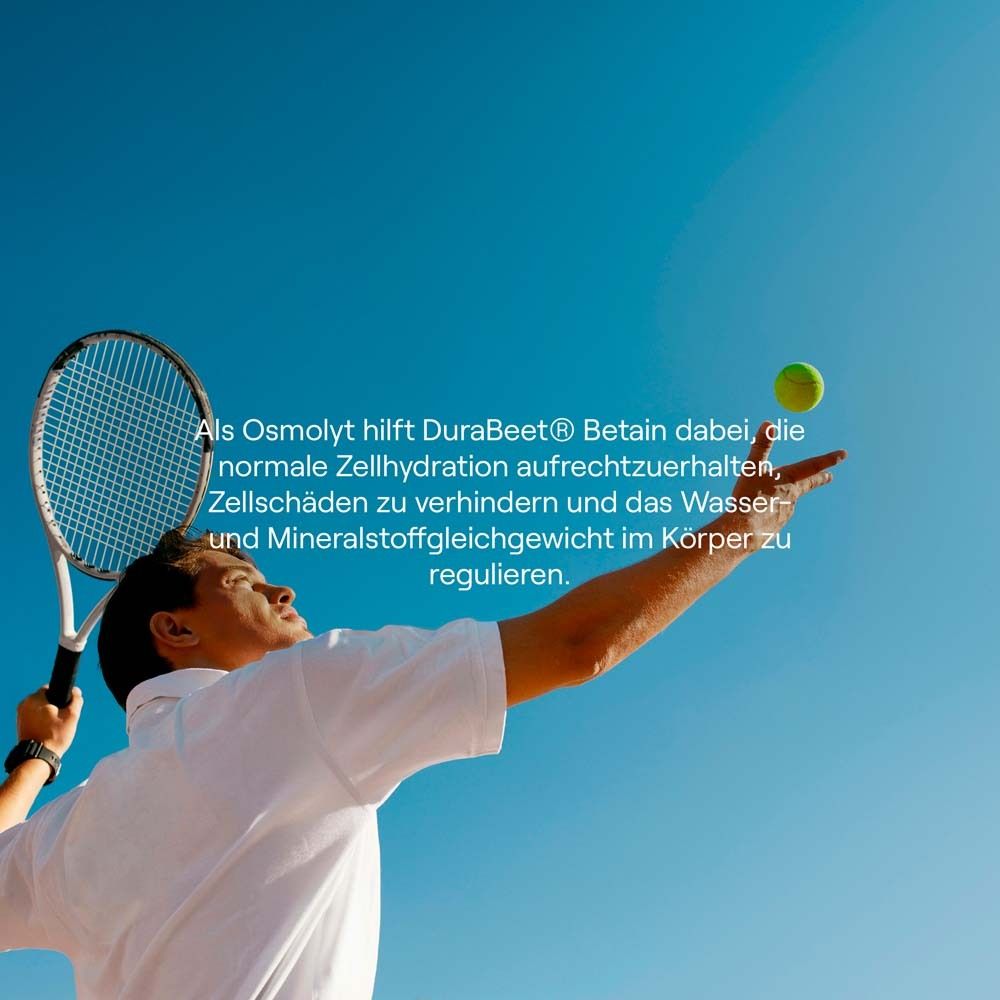 Homme jouant au tennis. Texte : "DuraBeet® Betaine". Ciel bleu. Balle en l'air.