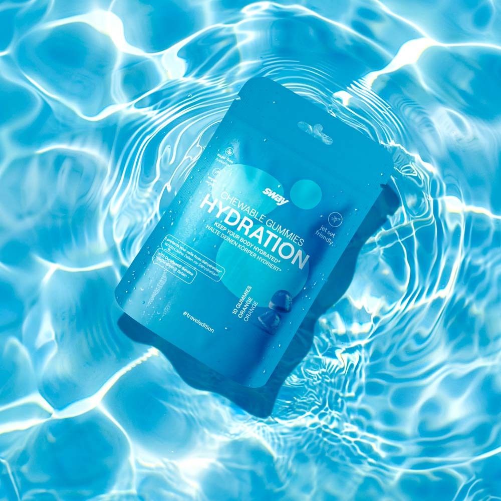 Emballage bleu de "sway CHEWABLE GUMMIES HYDRATION" dans l'eau. "Jet set friendly".