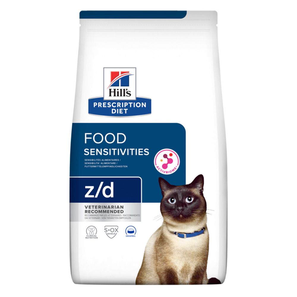 Hill's Prescription Diet z/d Original Katzenfutter. Weiße Verpackung mit blauem Etikett. Katze mit blauem Halsband. Text: Food Sensitivities, z/d.