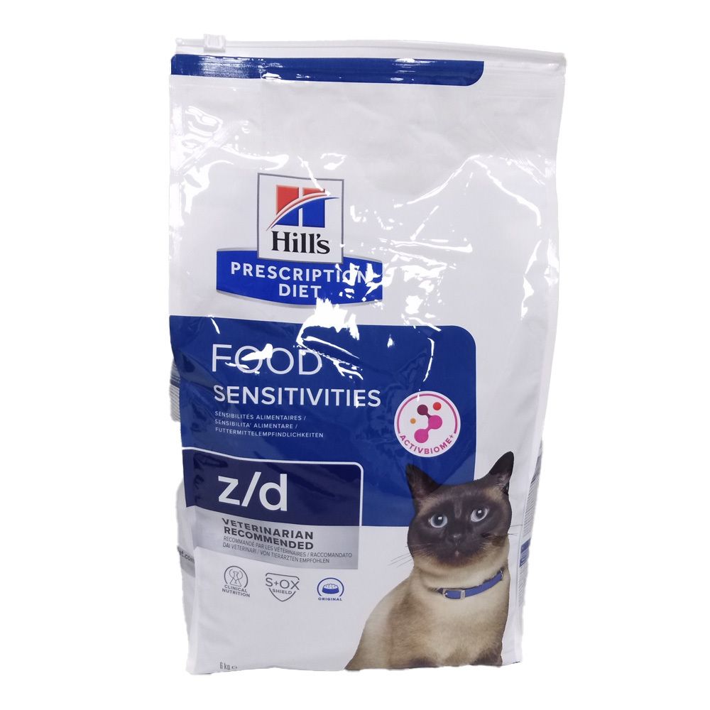 Hill's Prescription Diet z/d Original Katzenfutter. Weiße Verpackung mit blauem Etikett. Katze mit blauem Halsband. Text: Food Sensitivities, z/d.