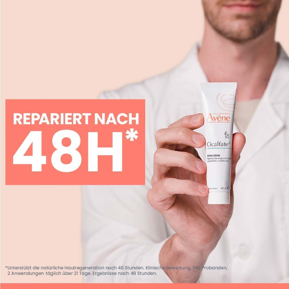 Avène Cicalfate+ Repair-Creme. Weiße Tube, gehalten von einer Person. Text: Repariert nach 48H.