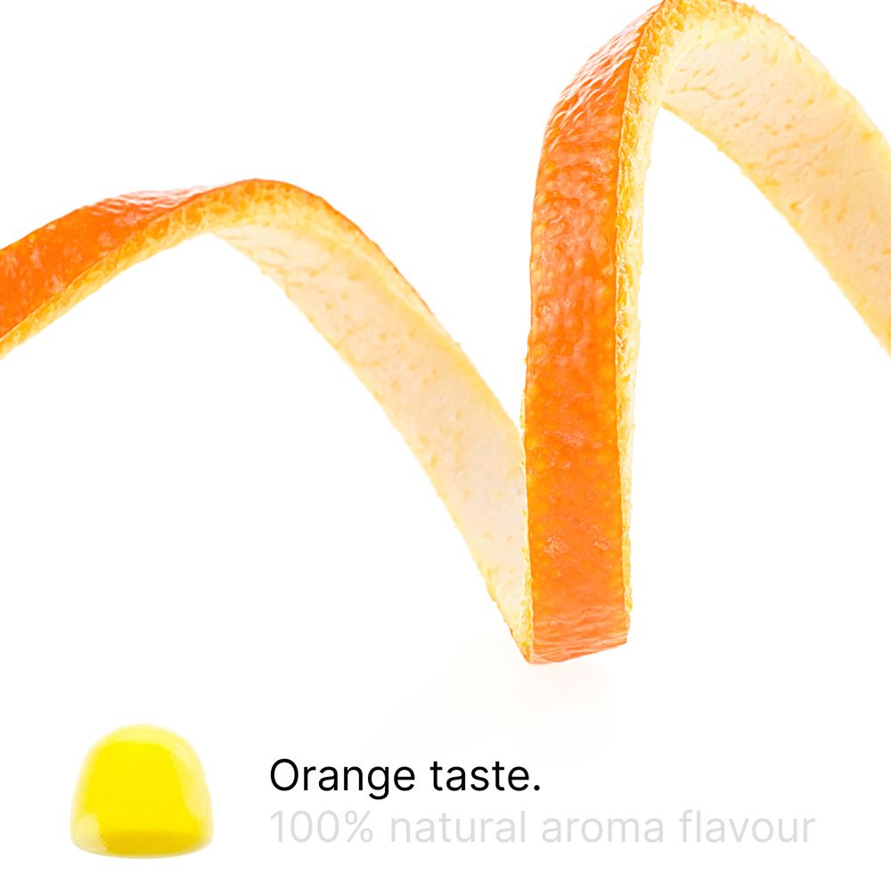 Orangenschale und Vitamin D Gummibärchen. Aufschrift: Orange taste. 100% natural aroma flavour.