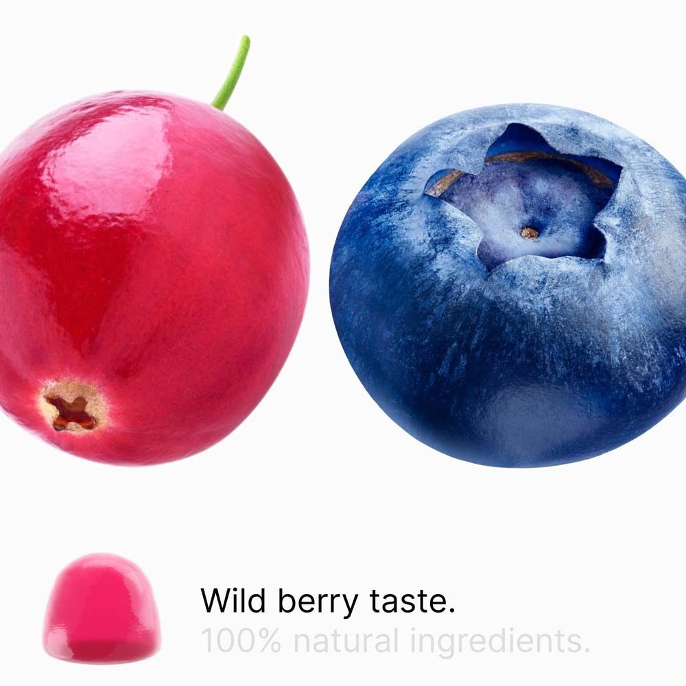 Nahaufnahme von Cranberry und Blaubeere. Rotes Gummibärchen daneben. Text: Wild Berry Taste, 100% natürliche Zutaten.