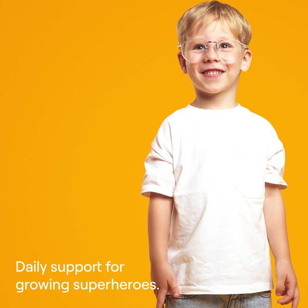 Un garçon souriant avec des lunettes sur fond jaune. Texte : "Daily support for growing superheroes."