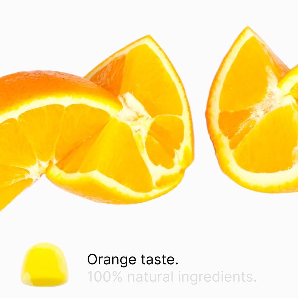Tranches d'orange et un bonbon gélifié jaune. Texte : "Orange taste. 100% natural ingredients."