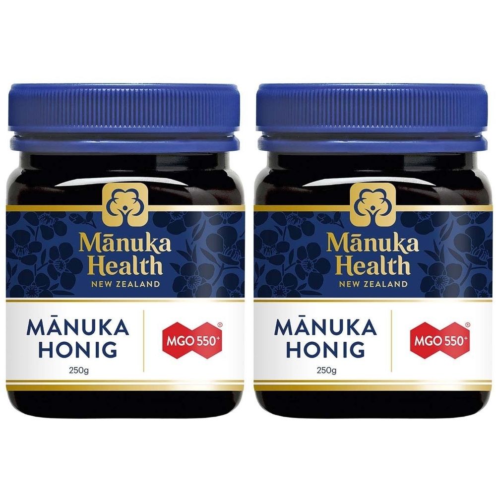 Zwei Gläser Honig mit blauem Deckel. Auf dem Etikett steht "Mānuka Health", "Mānuka Honig" und "MGO 550".