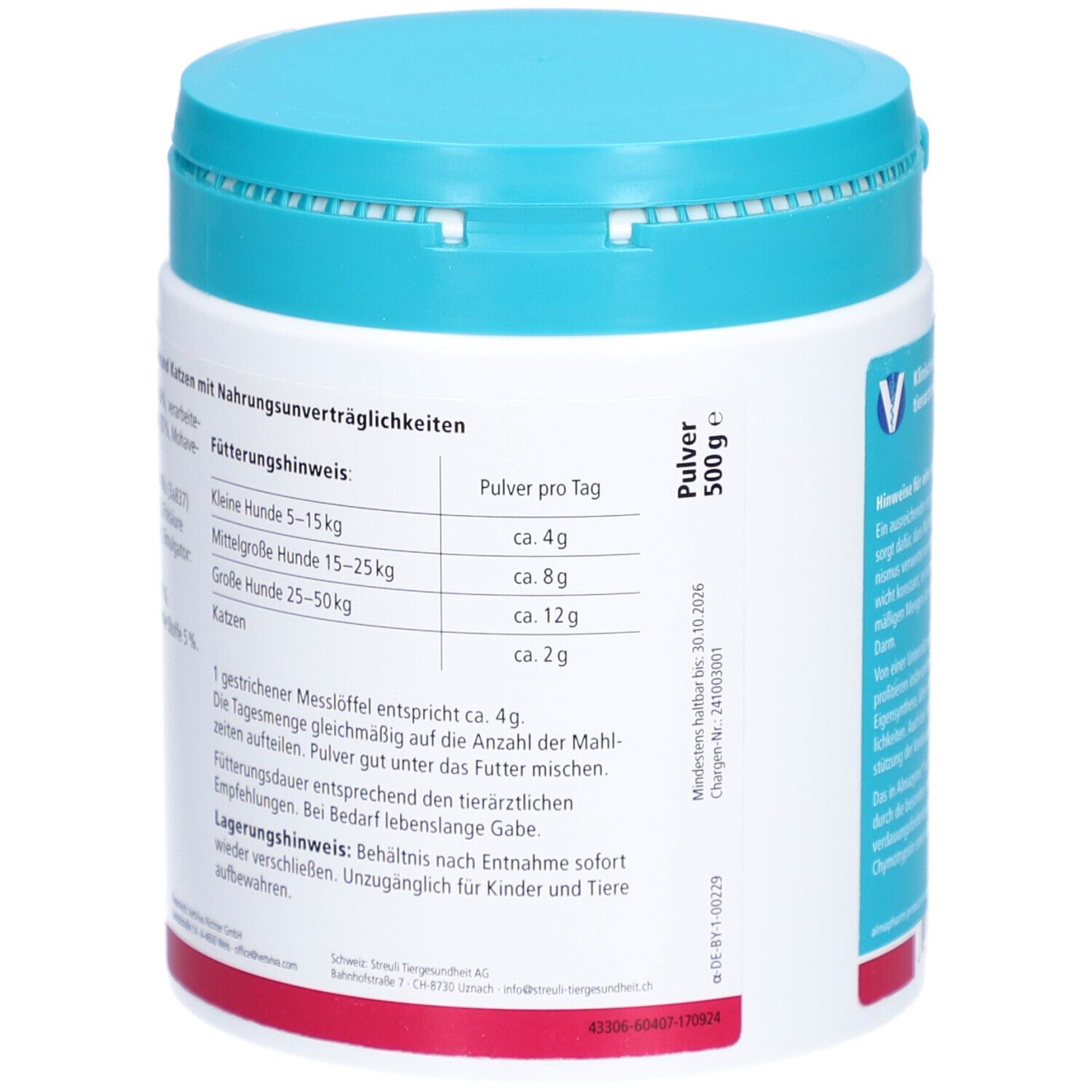 Boîte Almazyme h.a. avec couvercle bleu. Texte : Fütterungshinweis. Poudre 500g. A consommer de préférence avant le 30.10.2026.