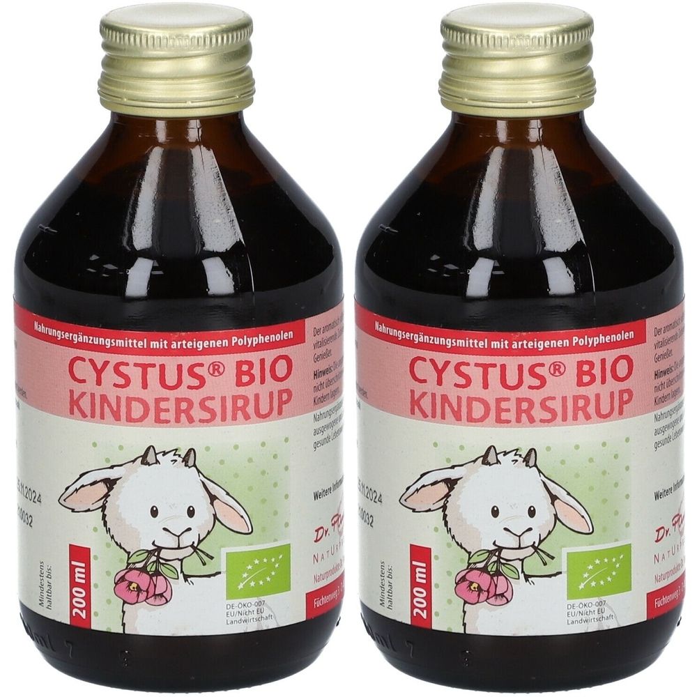 Zwei braune Glasflaschen mit goldfarbenen Deckeln. Auf den Etiketten steht "CYSTUS® BIO Kindersirup" und ein Cartoon-Schaf.