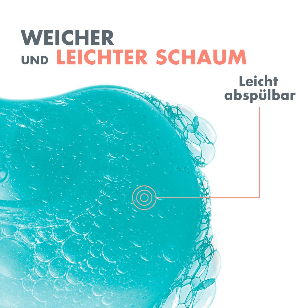 Nahaufnahme von Schaum. Türkisgrüne Flüssigkeit mit Blasen. Text: Weicher und leichter Schaum. Leicht abspülbar.