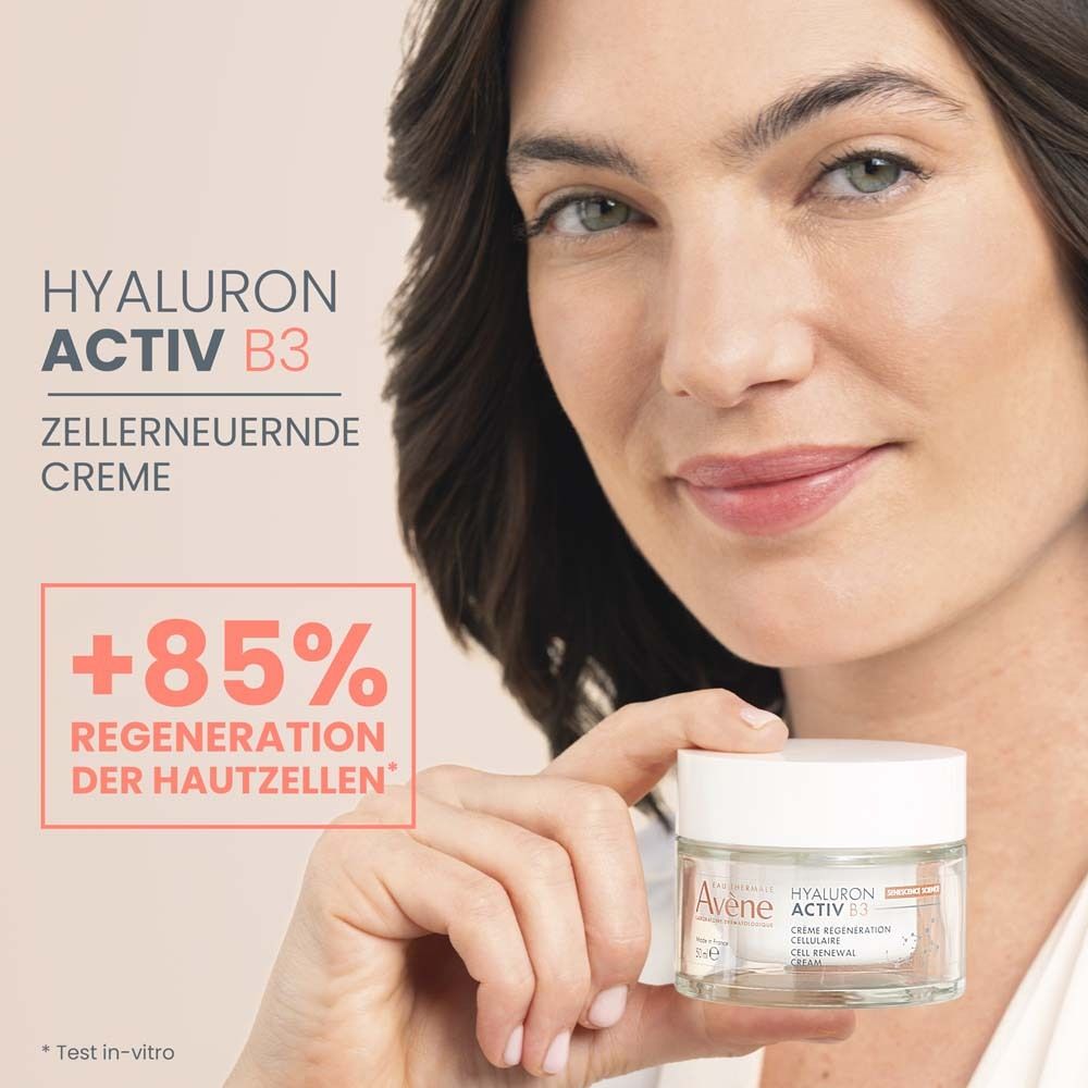 Frau hält Creme-Glas. Text: Hyaluron Activ B3 Zellerneuernde Creme. +85% Regeneration der Hautzellen. Avène-Logo.