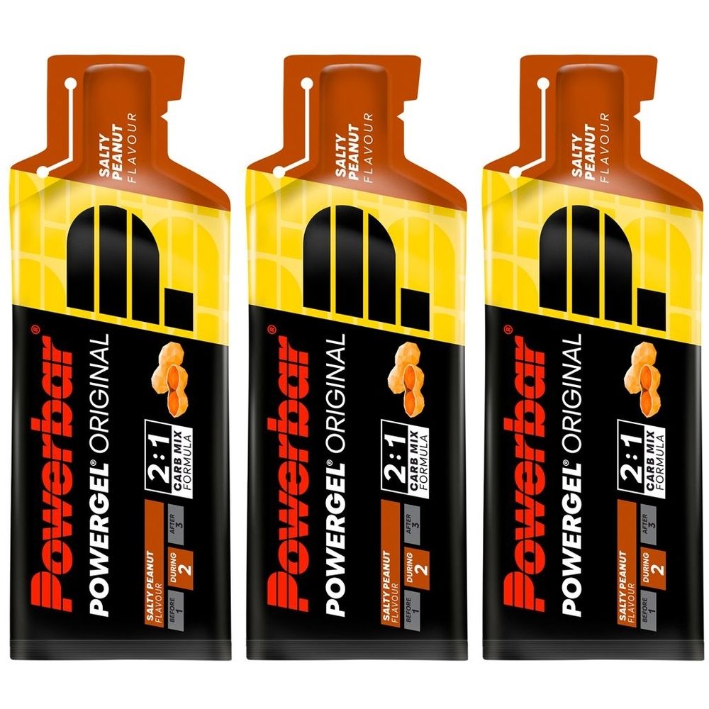 Drei Beutel PowerBar Original Gel Salty Peanut. Schwarzer Hintergrund, gelbe und braune Elemente, Produktname und Geschmacksangabe.