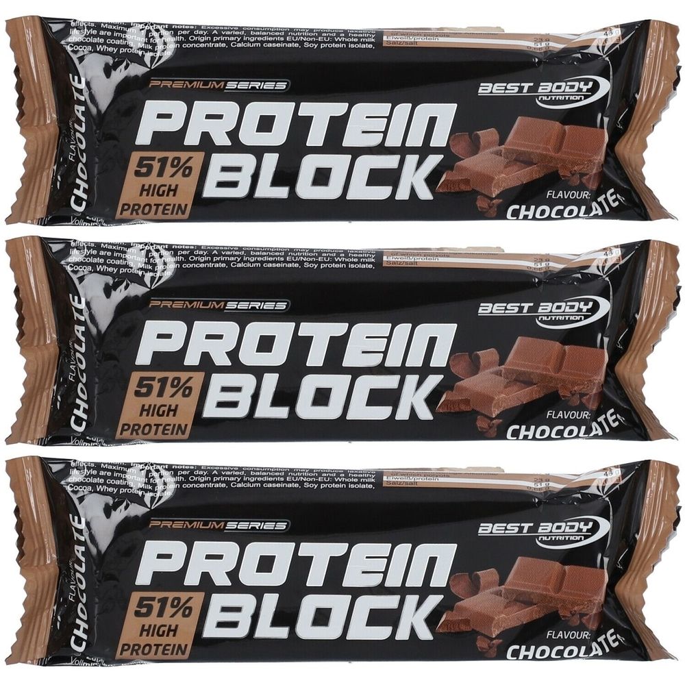 Trois barres protéinées emballées. Inscription : Protein Block, 51% High Protein, Best Body Nutrition, Chocolat.